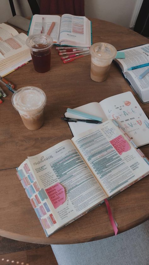 Bible Study Photo, Small Group Bible Study Aesthetic, Bible Study Date Aesthetic, Bible Study Date Ideas, Bible Study Group Aesthetic, Group Bible Study Aesthetic, Bible Study Desk, Bible Aesthetic Pictures, Summer Study Aesthetic