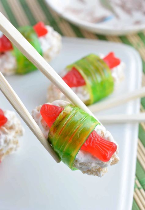 The kids will go crazy for this Candy Sushi! Made with rice crispy treats, Swedish fish candy and fruit roll ups. This dessert sushi recipe is easy to make, portable and great for parties. Candy Sushi Rolls, Sushi Birthday Party, Sushi Candy, Ninja Birthday Party Ideas, Sushi Birthday, Sushi Diy, Sushi For Kids, Swedish Fish Candy, Sweet Sushi