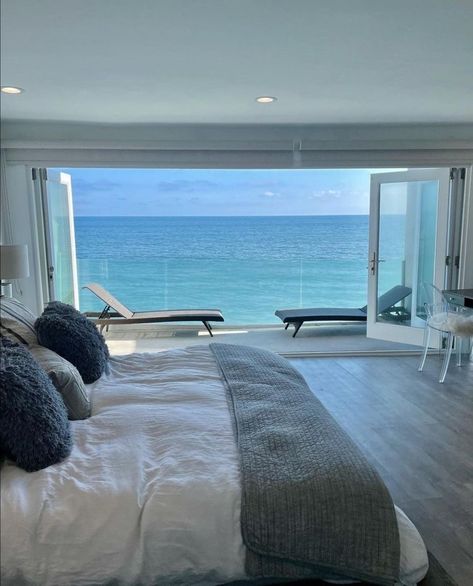 Bedroom Beach View, Hawaii House Interior, House By The Ocean, Romantic Room Surprise, Luxury Beach House, Romantic Room, Dream Beach Houses, Beach House Design, Luxury Homes Dream Houses