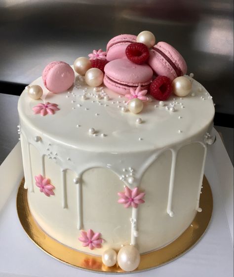 Pink Birthday Cake With Macaroons, Cake Decorations With Macarons, Macaroon Cake Ideas, Birthday Cakes With Macarons, Macroon Cake Ideas, Macaron Cake Ideas, Birthday Cake With Macarons On Top, Macaroon Cake Decoration, Cakes With Macarons On Top