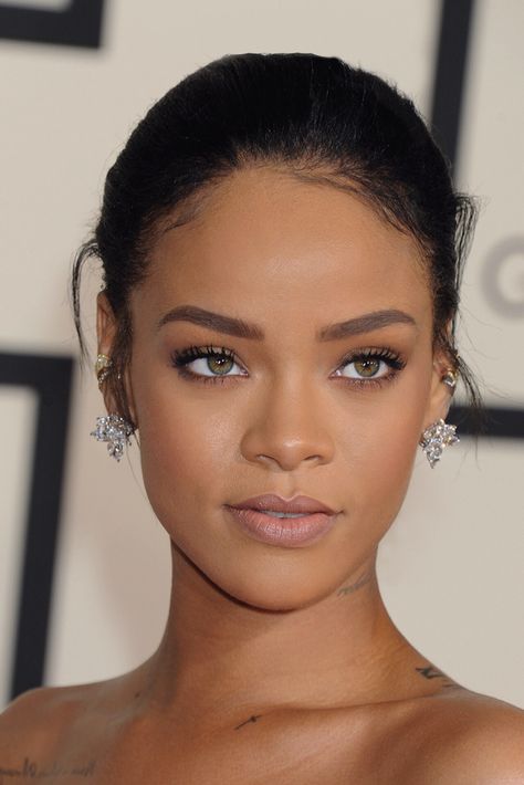 Rihanna California Makeup Looks, Rihanna Makeup, Red Carpet Beauty, Good Girl Gone Bad, Rihanna Style, Sleek Hairstyles, 1 Girl, Giambattista Valli, Natural Makeup Looks