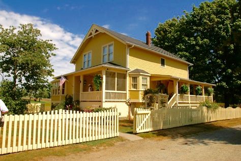 A very vibrant picture of the Kent family farm house👌🏻 Chris Kent, Smallville Quotes, Celeb Homes, Kent Family, Kent Farm, Kent Homes, Beatrice Borromeo, Farm Projects, Tom Welling