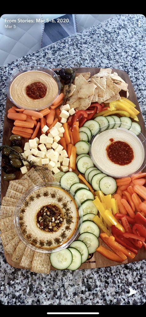 Cheese board inspired, hummus board. Hummus Board Charcuterie, Hummus Bar, Hummus Boards Ideas, Charcuterie Themes, Dessert Hummus Board, Hummus Charcuterie Board, Hummus And Chips Platter, Woodland Charcuterie Board, Charcuterie Board Humus