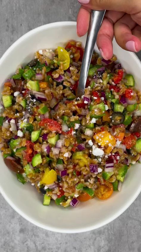 MsVegan.com - Mediterranean Farro Salad Protein Salad Vegetarian, Mediterranean Dressing, Farro Salad Recipes, Salad Inspiration, Healty Dinner, Resep Salad, Farro Salad, High In Fiber, Mediterranean Salad