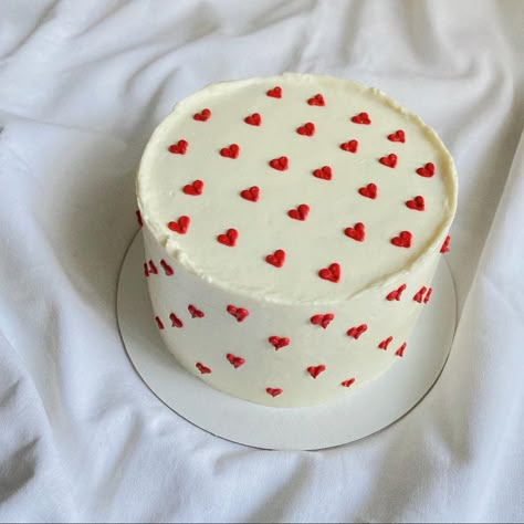 Viral Heart Cake, Cake With Hearts On It, Cake With Red Hearts, Birthday Cake With Hearts, Heart Bday Cake, Hart Cake, Cake With Hearts, Heart Birthday Cake, 14th Birthday Cakes