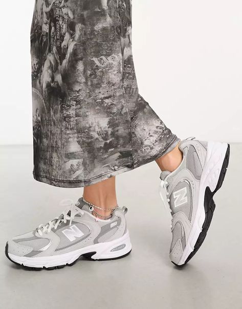 New Balance 530 sneakers in gray | ASOS New Balance 530 Outfit, Comfy Airport Outfit, Comfortable Travel Outfit, Sneaker New Balance, Sacs Tote Bags, Grey New Balance, Shoe Wishlist, Logo New, 1990's Fashion