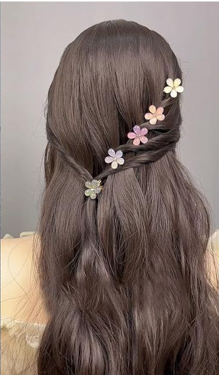 Cute Mini Clip Hairstyles, Small Flower Hair Clips Hairstyle, Tiny Flower Clips Hairstyles, Floral Claw Clip, Cute Hairstyles With Mini Clips, Small Flower Clips Hairstyles, Hair Ideas With Clips, Hairstyles With Small Clips, Mallory Aesthetic