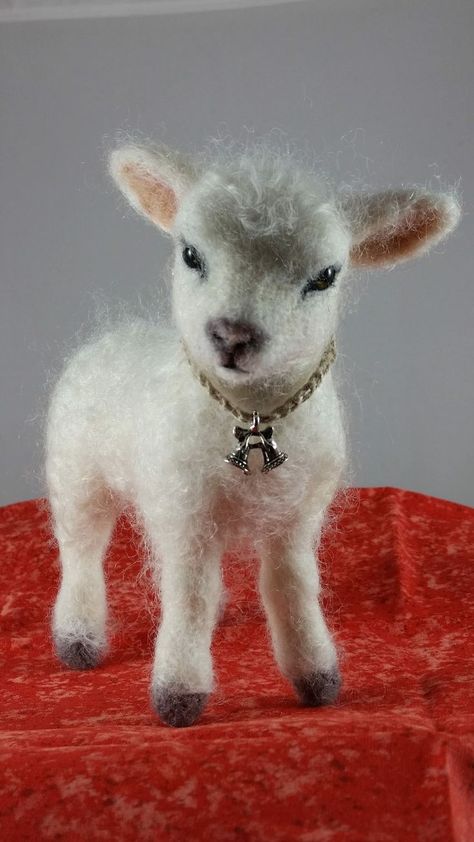 Needle Felted Lamb, Felt Sheep, Tovad Ull, Felted Sheep, Art And Creativity, Needle Felting Diy, Wool Animals, Needle Felting Tutorials, Felt Dogs