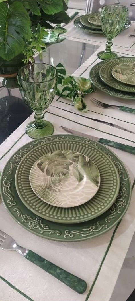 Green Table Settings, Green Tablescape, Dining Room Table Decor, Table Setting Decor, Dinner Table Setting, Deco Originale, Dinner Table Decor, Elegant Table Settings, Green Table