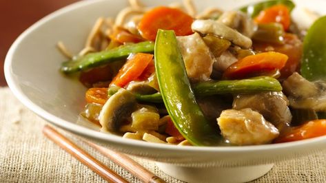 Slow-Cooker Chicken Chow Mein Recipe - BettyCrocker.com Slow Cooker Kip, Food Savoury, Chow Mein Recipe, Cooking Mama, Chicken Chow Mein, Diner Recept, Fry Recipes, Asian Noodles, Slow Cooker Dinner