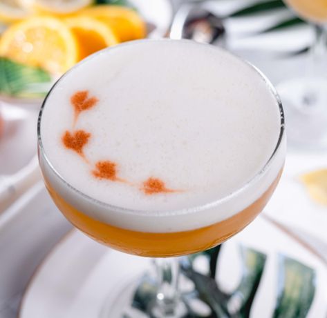 Recipe Using Egg Whites, White Lady Cocktail, Cocktail Garnishes, Grapefruit Cocktail, Paloma Cocktail, White Drinks, Egg Replacement, How To Make Eggs, White Cocktails