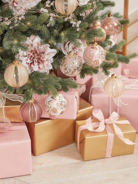 Christmas 2022 Trends, Christmas Magazine, Amazing Christmas Trees, Christmas Decor Trends, Pre Lit Christmas Tree, Tree Stands, Merry Bright Christmas, Purple Decor, Pink Holiday