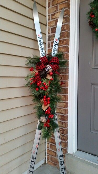 What To Do With Old Skis, Skis Christmas Decor, Christmas Skis Decoration, Ski Christmas Decor, Old Skis Ideas, Ski Decorations, Ski Furniture, Golf Wreath, Christmas Sled Decoration