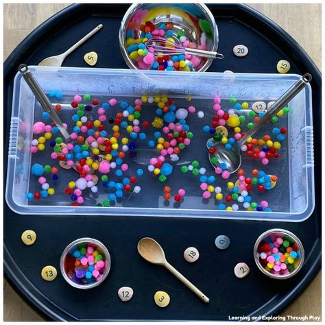 Pom Pom Water Play. Sensory Ideas for Kids. Water Tray Ideas Eyfs, Sand Tray Ideas Eyfs, Tuff Tray Ideas Toddlers, Messy Play Activities, Water Play Activities, Craft Storage Containers, Sand Tray, Eyfs Activities, Nursery Activities