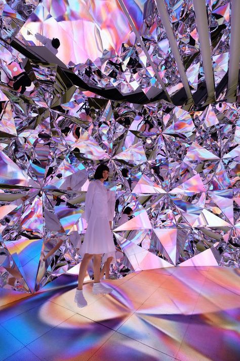 Prismverse: An Installation of Geometrical Tessellated Mirror Walls - Design Milk Mirror Wall Design, Interaktives Design, Photowall Ideas, Interactive Art Installation, Walls Design, Light Art Installation, Mirror Installation, Interactive Installation, Shiny Objects