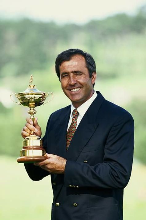 Golfing Images, Seve Ballesteros, Famous Golfers, Golf Pictures, Pro Golfers, Lpga Tour, Golf Style, Golf Irons, Ryder Cup