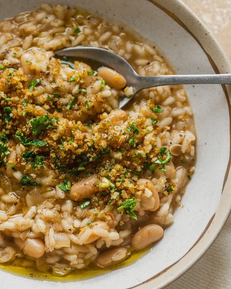 Bean Risotto, Cannellini Beans Recipes, Vegetarian Risotto, Crispy Garlic, Risotto Rice, Northern Beans, Great Northern Beans, Risotto Recipes, Cannellini Beans