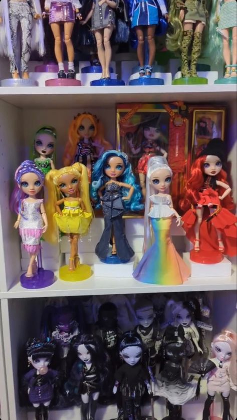 Shadow high doll collection From @jaredolls on instagram Rainbow High Doll Collection, Rainbow High Display, High Pics, Doll Room, Wild Kratts, Doll Display, Star Wars Ships, Birthday Halloween Party, Doll Ideas