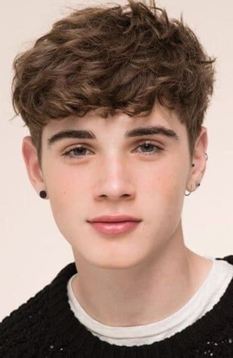 35 Stylish Young Men Haircuts for 2022 - The Trend Spotter Young Mens Hairstyles, Young Men Haircuts, Round Face Men, Men's Long Hairstyles, Men Haircut Styles, Corte De Cabelo Masculino, Round Face Haircuts, Fringe Hairstyles, Short Hair Styles For Round Faces