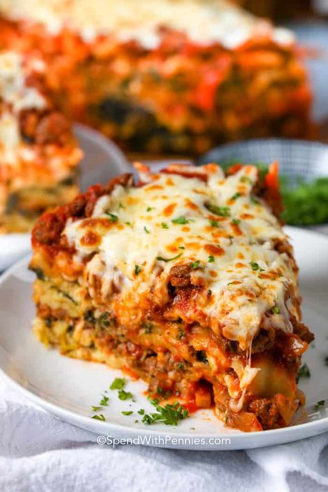 Instant Pot Lasagna has layers of cheese, spinach, savory meat sauce, and noodles. Add in mushrooms or bell peppers for extra flavor and color! #spendwithpennies #instantpotlasagna #recipe #maindish #pressurecooker #easy Taco Lasagne, Cream Cheese Lasagna, Lasagna With Cottage Cheese, Classic Lasagna Recipe, Best Lasagna Recipe, Baked Lasagna, Lasagna Ingredients, Pot Lasagna, Cheese Lasagna