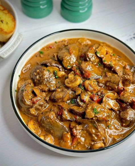 Zanele Ka Mvelase's Kitchen Cooking Chicken Livers, Classic Beef Stew, Creamy Avocado Sauce, Liver Recipes, Soup With Ground Beef, Sundried Tomatoes, Chowder Recipes, Chicken Livers, Fresh Cream