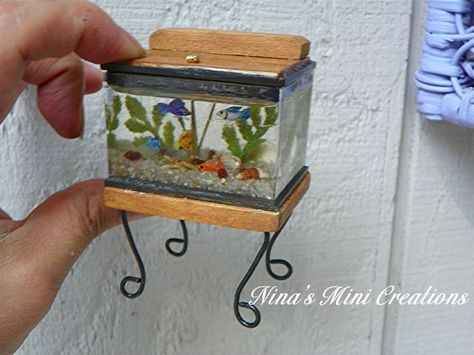 1:12 scale miniature aquarium made from a Reutter Porzellan box ... Coastal Dollhouse, Miniature Aquarium, Doll House Pets, Dollhouse Projects, Miniature Rooms, Dollhouse Ideas, Barbie Toys, Miniature Diy, Miniatures Tutorials