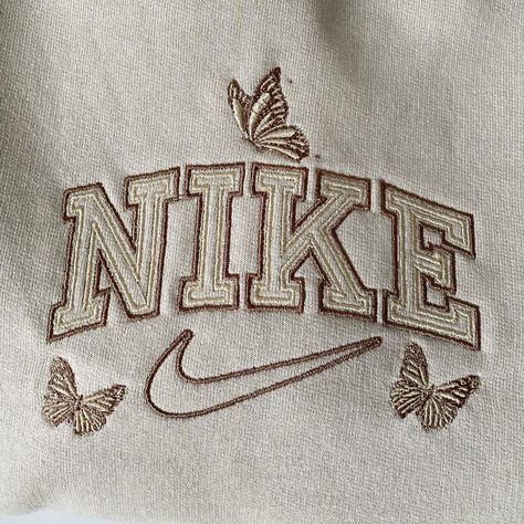 Photographie Indie, Sweater Nike, Nike Crew Neck, Vintage Nike Sweatshirt, Sweatshirt Nike, Cute Nike Outfits, Embroidered Nike, Nike Crewneck, Anime Sweatshirt