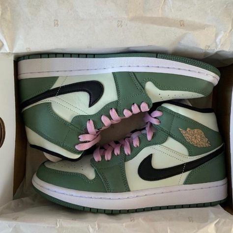 Air Jordan 1 Mid SE “Dutch Green” Green And Purple Jordans, Jordans Dutch Green, Green And Pink Jordans, Mid Dutch Green Jordans, Dutch Green Jordans Outfit, Jordan Verte, Jordan Dutch Green, Dutch Green Jordans, Jordan 1 Dutch Green