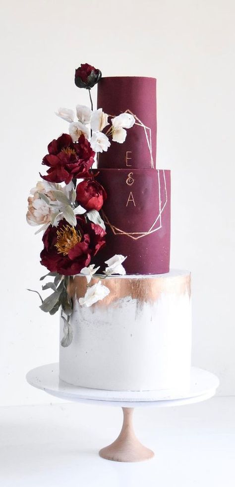 Maroon Wedding Cake Ideas, Burgundy Gold Wedding Cake, Wedding Cake Styles, Wine Wedding Cake, Wedding Cakes Maroon, Autumn Cakes, Wedding Cake Marble, Burgundy And Grey Wedding, Gold And Burgundy Wedding