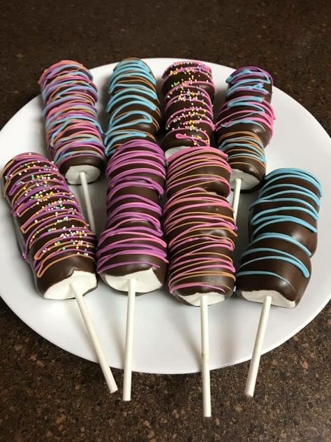 Marshmallow Covered In Chocolate, Marshmallow Birthday Party Ideas, Marshmallow Decoration Ideas, Marshmallow Business, Marshmallow Lollipops, Dipped Marshmallow Pops, Chocolate Covered Marshmallow, Candy Theme Birthday Party, Candy Kabobs