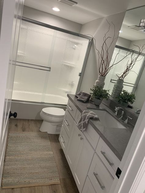 Bathroom Inspo Minimalist, Bathroom Astethic, Aesthetic Restroom, Bathrooms Apartment, Girl Apartment Decor, Apartment Decorating Living, Restroom Decor, Future Apartment Decor, Bathroom Redesign