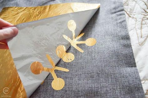 Foiling onto Fabric - or try Therm-o-Web iCraft's Deco-Foil to fabric Snowflake Pillows, Surface Design Techniques, Diy Foil, Deco Foil, Chocolate Gold, Transfer Foil, Gold Snowflake, Gold Foil Print, Winter Snowflakes