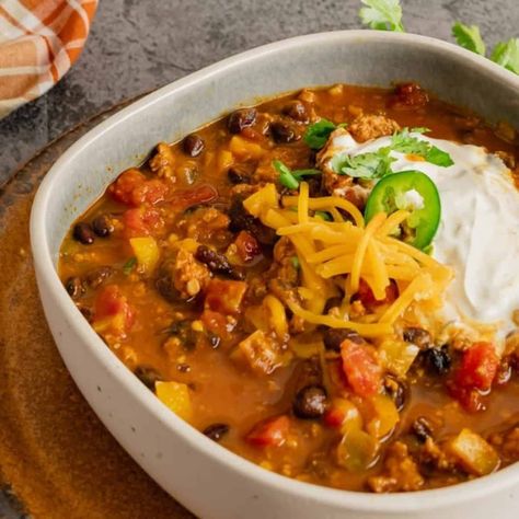 Easy Dutch Oven Chili Recipe: Stovetop or Campfire Chilli Recipe Dutch Oven, Campfire Dutch Oven Recipes, Dutch Oven Chili Recipe, Dutch Oven Chili, Chili Recipe Stovetop, Dutch Oven Beef, Chili Con Carne Recipe, One Pot Cooking, Chili Toppings