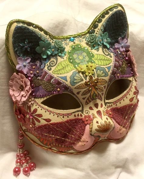 Painted Masks Diy, Cat Mask Drawing, Painted Masquerade Mask, Cat Masquerade Mask, Cat Masks, Kitsune Mask, Mask Masquerade, Venetian Masks, Pretty Kitty