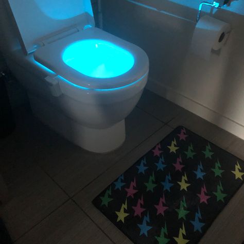 Glow Bathroom, Trippy Bathroom, Neon Bathroom, Lighting Aesthetic, Neon Room, Industrial Bathroom, Redecorate Bedroom, Dream House Decor, Bed Room