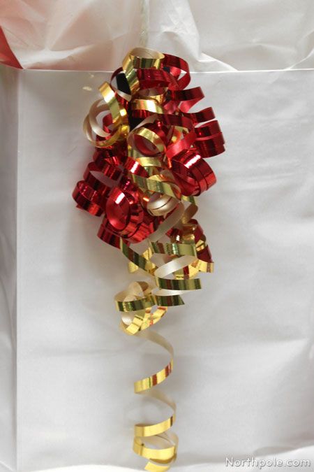 DIY Curly Ribbon attached to a gift bag Bows For Presents, Diy Gift Bow, Craft Cottage, Ribbon Curls, Making Ornaments, Homemade Bows, Decorated Gift Bags, Diy Projects Gifts, Fancy Bows