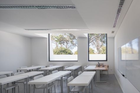 Gallery of Cebes School / OVAL - 23 Classroom Minimalist, Minimalist Classroom, Classroom Interior, Classroom Decor High School, Modern Classroom, School Interior, College Design, Classroom Design, Minimalist Room