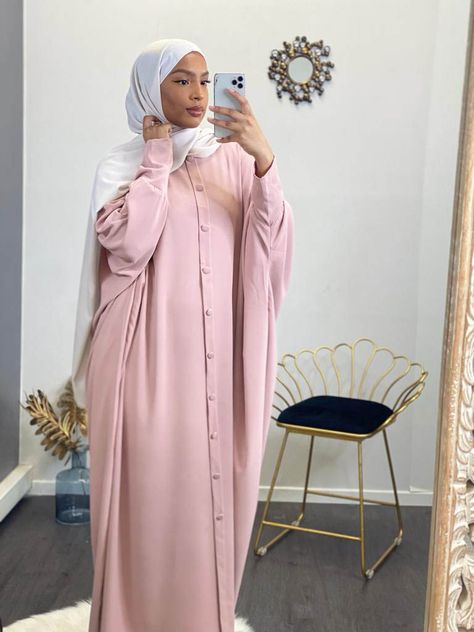 disponible sur www.yjaab.com Jilbab Hijab Style, Ceo Photoshoot, Modestly Dressed, Beige Lipstick, Islamic Fashion Dresses, Long Sleeve Silk Dress, Modest Dresses Fashion, Hijab Trends, Mode Abaya