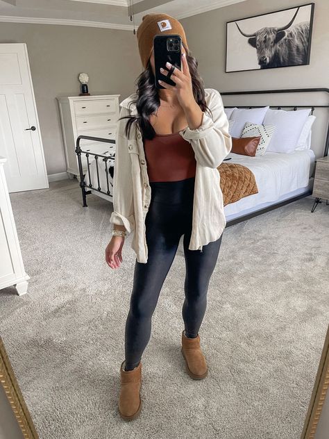 Womens Best Leggings Outfit, Seminar Outfit Casual, Early Fall Date Outfits, How To Dress Up A Sweatshirt And Leggings, Women’s Comfy Outfit, Fall Winter Outfits Comfy, February Outfit Ideas Winter, Casino Outfit Night Casual Winter, Womans Winter Outfits