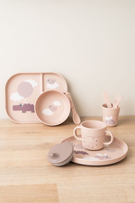 The powder set is printed with a playful Happy clouds motif. Croco, Ozzo, and Birdee explore the world among the clouds and invite your child to experience new flavours and consistencies. Toy Tableware, Done By Deer, New Flavour, Dinner Time, Cool Kids, Baby Toddler, Placemats, Tableware