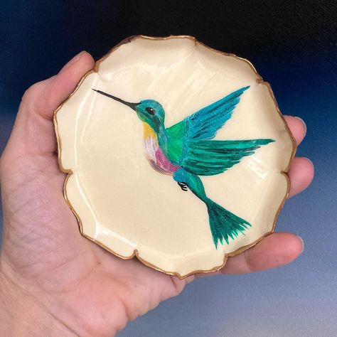 Bird Pottery Painting, Paint Hummingbird, Hummingbird Pottery, Clay Hummingbird, Hummingbird Ceramic, Painted Hummingbirds, Ceramic Hummingbird, Acrylic Inspiration, Painting Pottery