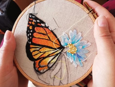 Embroidery Painting Canvas, Woodland Embroidery, Decorated Tote Bags, Hand Embroidery For Beginners, Embroidery Jeans Diy, Needle Painting, Butterfly Stitches, Embroidery Painting, French Knot Embroidery