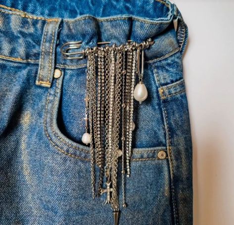 Jeans Accessories Jewelry, Jewelry On Clothes, Jean Chains, Jeans Accessories, Diy Fashion Clothing, Jean Accessories, Diy Shoes, Fashion Design Clothes, Diy Accessories