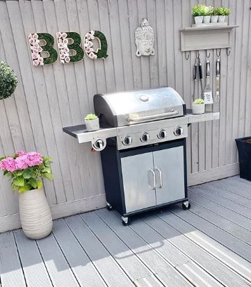 Kick Your Cooking Up a Notch: 10 Garden BBQ Area Ideas 9 Garden Bbq Ideas, Small Bbq, Outdoor Bbq Area, Garden Deck, Back Garden Design, Barbecue Area, Aesthetic Living Room, Bbq Kitchen, Garden Bbq