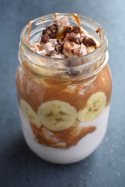 Peanut Butter Banana Yogurt Parfait takes 5 minutes to make and is full of protein and fiber to keep you full. Perfect for meal prep! Yogurt Parfait Mason Jar, Mason Jar Breakfast Recipes, Mason Jar Recipes, Jar Breakfast, Breakfast Parfait Recipes, Healthy Yogurt Parfait, Mason Jar Meal Prep, Mason Jar Breakfast, Healthy Parfait