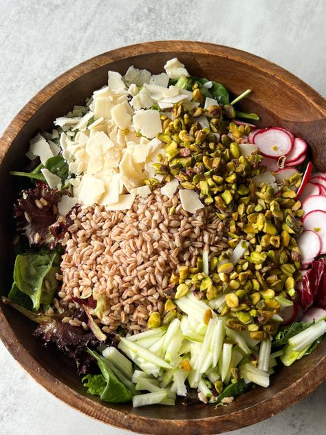 Farro Salad with Apricot Vinaigrette - Something Nutritious Arugula Farro Salad, Salad Farro, Apricot Salad, Roasted Pistachios, Farro Recipes, Jar Meals, Shaved Parmesan, Fresh Summer Salad, Dinner Rotation