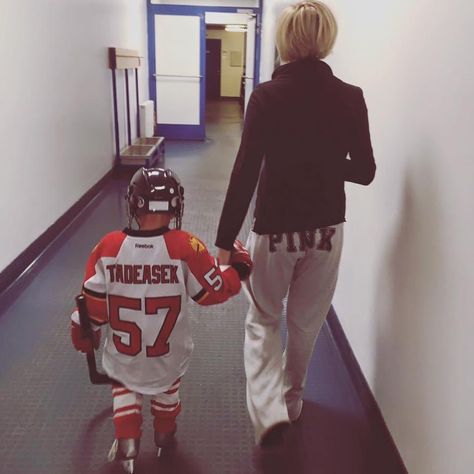 Sport Mom Aesthetic, Mom Aesthetic, Hockey Pictures, Sport Mom, Hockey Mom, Sports Mom, Perfect Life, Dream Board, Ice Hockey