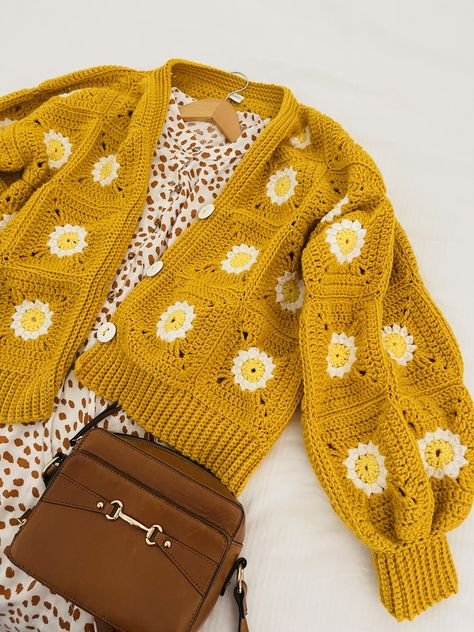 Daisy crochet cardigan Crochet Daisy Sweater, Crochet Daisy Cardigan, Knit Look Crochet, Crochet Sweater Design, Gilet Crochet, Crochet Quilt, Crochet World, Crochet Diy, Crochet Jacket