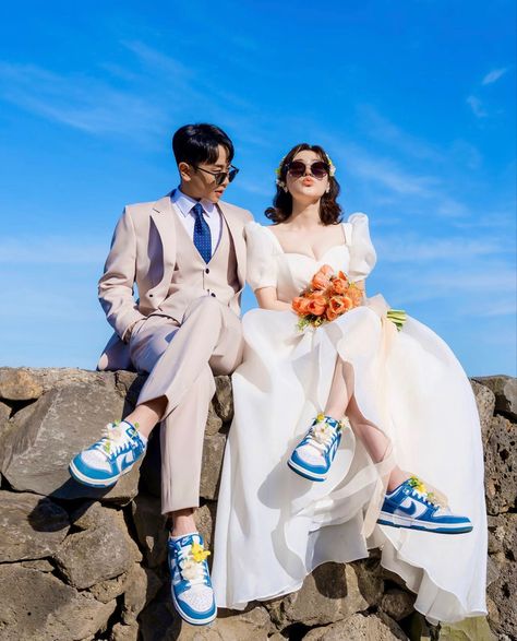 Funny Pre Wedding Photoshoot, Pre Wedding Photoshoot Ideas, Pre Wedding Photoshoot Theme, Prenuptial Photoshoot, Wedding Photoshoot Ideas, Couple Outfit Ideas, Korean Wedding Photography, Pre Wedding Photoshoot Outfit, Wedding Photoshoot Props