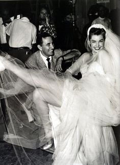 32 Glamorous Photos of the Best Wedding Dresses Worn By Famous Beauties in the 1950s ~ vintage everyday Photos Black And White, 1950s Wedding Dress, Dorothy Dandridge, Celebrity Bride, Esther Williams, Maria Menounos, Iconic Weddings, Celebrity Wedding Dresses, Hollywood Wedding